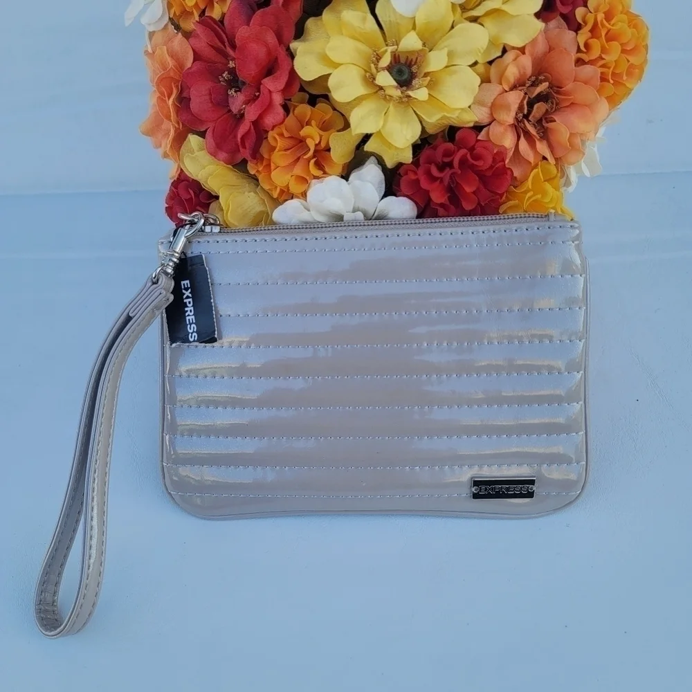 EXPRESS WRISTLET NEW